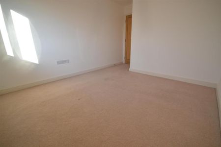 3 bedroom flat to rent - Photo 4