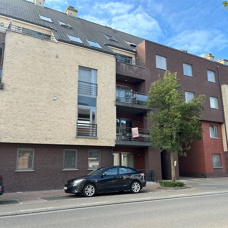 Hedendaags appartement met 2 slaapkamers, een terras en een parkeerplaats, gelegen in het centrum van Maaseik - Foto 1