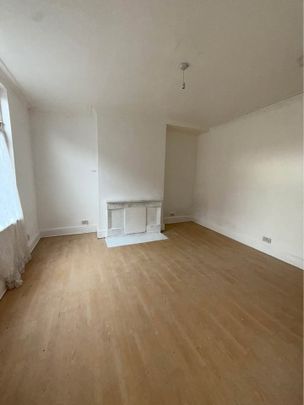 2 Bed Terraced House, Woodview Mount, LS11 - Photo 1