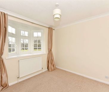 A beautifully presented three bedroom mid-terrace home close to Spinfield School. - Photo 5