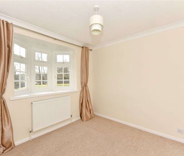 A beautifully presented three bedroom mid-terrace home close to Spinfield School. - Photo 4