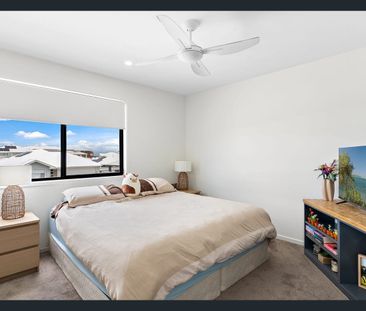 Relaxed, Low-Maintenance Living in a Family-Friendly Parkside Pocket - Photo 3