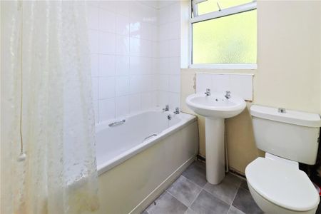 3 bedroom flat to rent - Photo 5