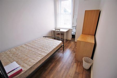 3 bedroom flat to rent - Photo 3