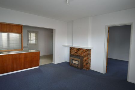 Available Now – 1-Bedroom Flat with Freshly Painted Interior - Photo 2