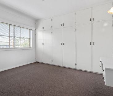 NEAT & TIDY, THREE BEDROOM HOUSE, IN CENTRAL LOCATION - WATER USAGE... - Photo 2