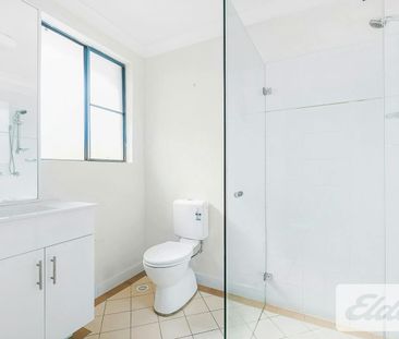 3-Bedroom Townhouse With Spacious Double Lock Up Garage! - Photo 5