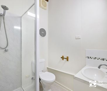 LOCATION! LOCATION ! FAMILY HOME NEAR THE BAY IN BEAUTIFUL VICTORIA... - Photo 4