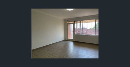 Spacious Modern Residence In A Central Location - Photo 2