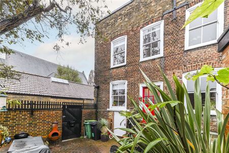 A rare opportunity to rent this charming three bedroom cottage in the heart of the Highgate village. - Photo 5