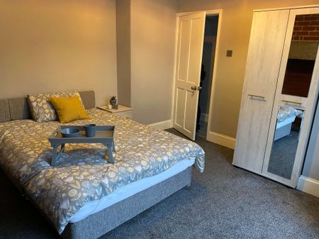 Large double room in shared house in Morley - available soon! - Photo 3