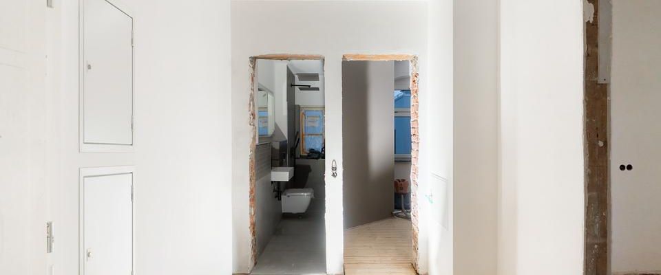 Erstbezug! Top-renoviertes Appartment mit EBK und Tageslichtbad in freistehendem Altbau - Foto 1