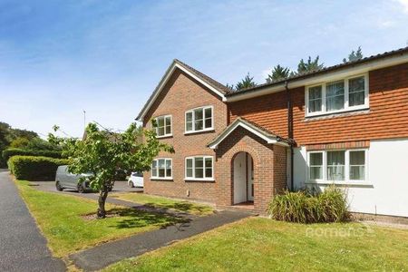Houlton Court, Bagshot, GU19 - Photo 4