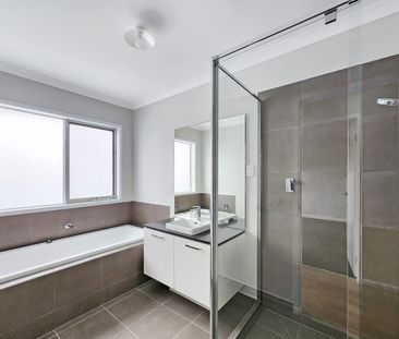 Quality Family Home - Club Armstrong Included! - Photo 5