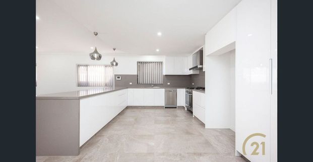 Stunning Five-Bedroom Duplex in a Prime Lidcombe Location - Photo 1
