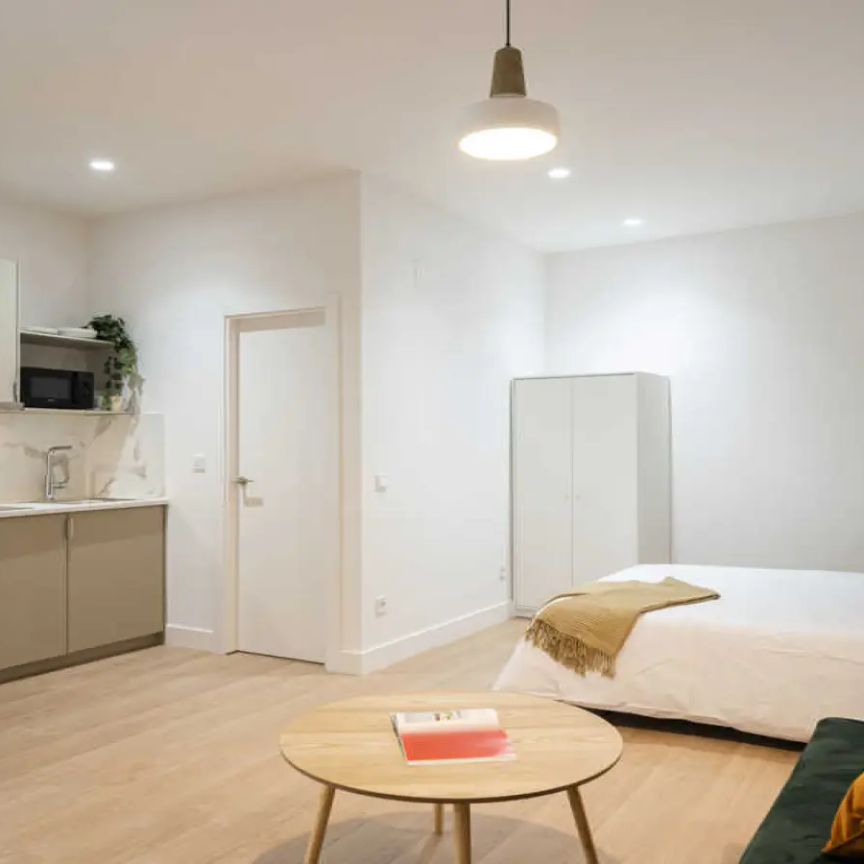 Room in a shared 16-bedroom apartment for rent in Sol, all bills included - Photo 1