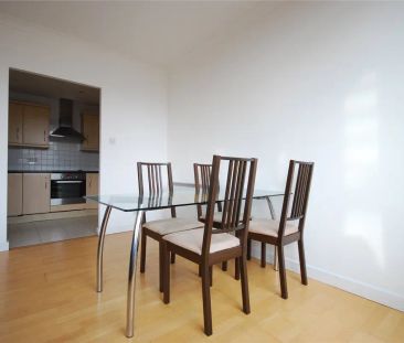 3 bedroom flat in London - Photo 1