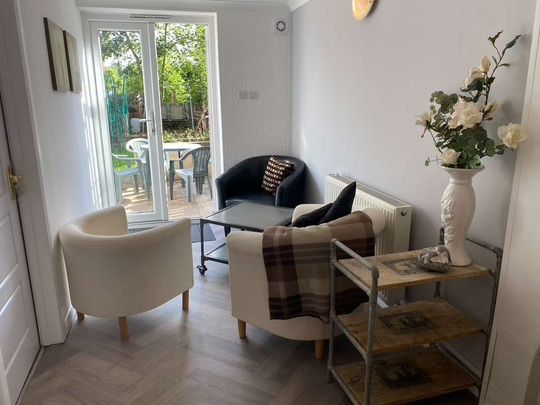 A Stylish House Share for Professionals - Photo 1