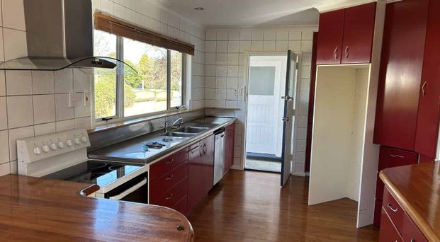 Bright, Sunny and Close to Town! - Photo 1