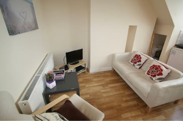 3 Bed - 14 Grove Lane, Headingley, Leeds - LS6 4AB - Student - Photo 1
