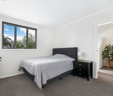 Sun-Filled Modern 3 Bedroom Home in Hobsonville! - Photo 5