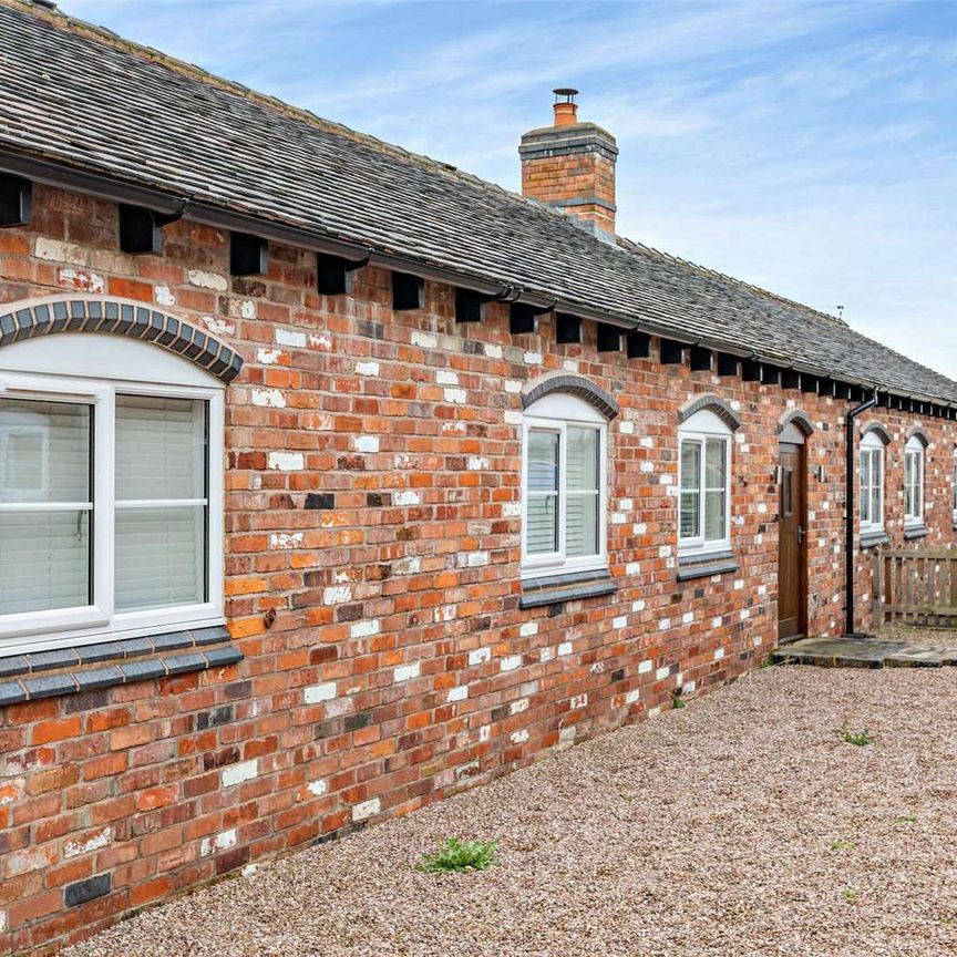 High specification single-level barn conversion with large garden and fabulous views - Photo 1