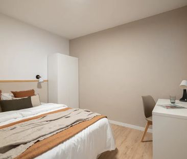 Avinguda de la Mare de Déu de Montserrat, Barcelona, Catalonia 08024 - Photo 4