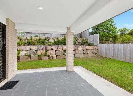 “Beautiful Family Home, Available Late November” - Photo 4