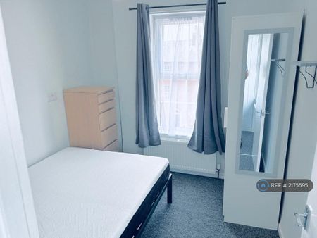 2 bedroom flat to rent - Photo 3