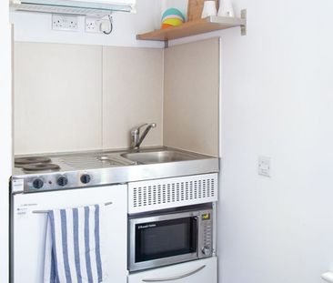 Studio Flat, Mapesbury Road, NW2 - Photo 3