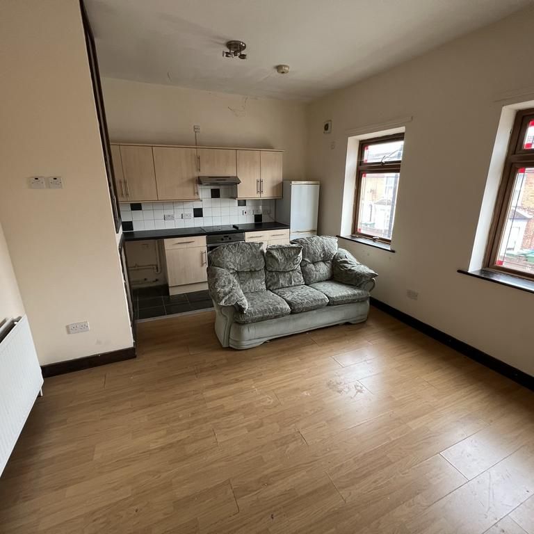 3 bedroom flat to rent - Photo 1