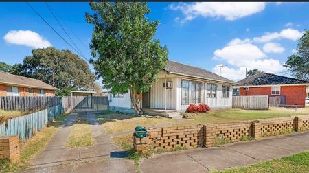 Beautiful family home positioned in a highly desirable location. - Photo 5