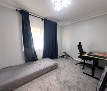 Stylish Renovated Family Home - Comfort and Convenience - Photo 2