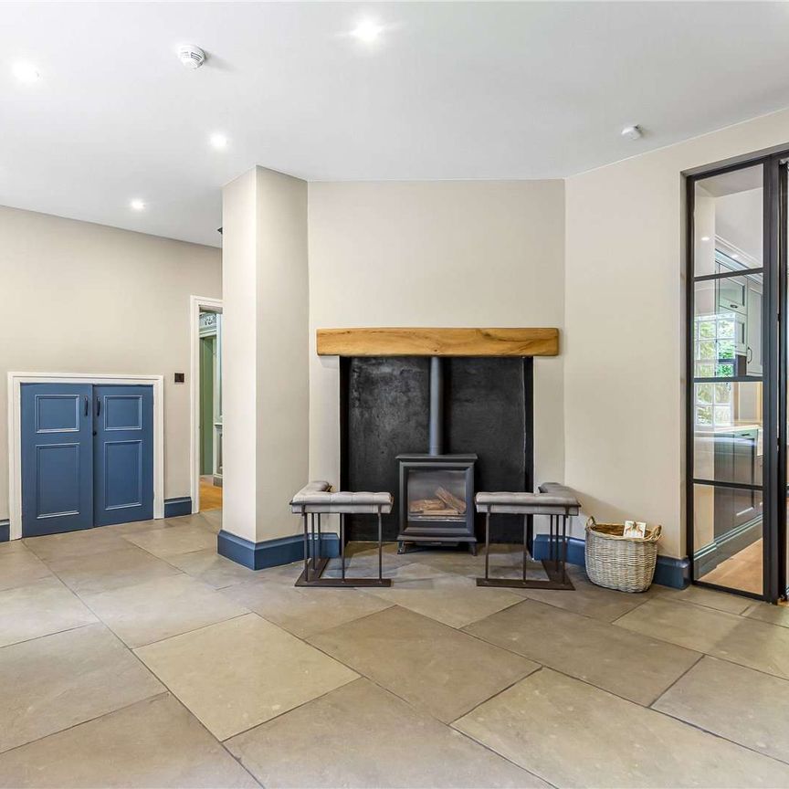 This magnificent Edwardian house sits within 0.9 of an acre of beautiful landscaped gardens with a 16th Century Grade II* listed Conduit House in the garden. - Photo 1