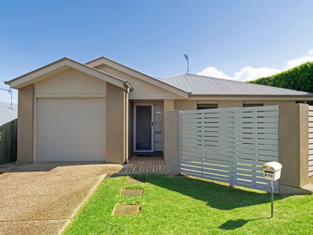 IMMACULATE THREE-BEDROOM HOME - Photo 2