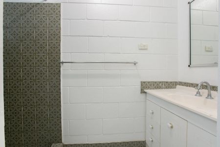 Freshly updated half-duplex with large yard. - Photo 2