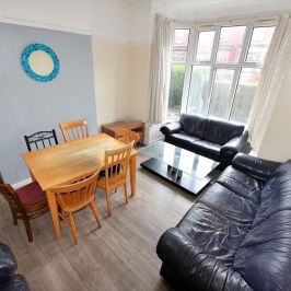 6 bedroom House in Brudenell Mount, Leeds - Photo 1