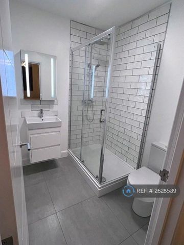 1 bedroom in a house share to rent - Photo 4