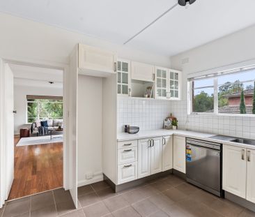 Early mid-century sophistication in a peaceful setting. - Photo 2