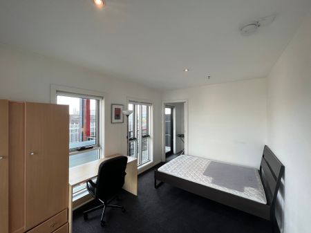 Fully Furnished 2-Bedroom Apartment in Melbourne’s Vibrant Hub - Photo 5