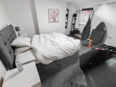 3 bedroom flat to rent - Photo 4