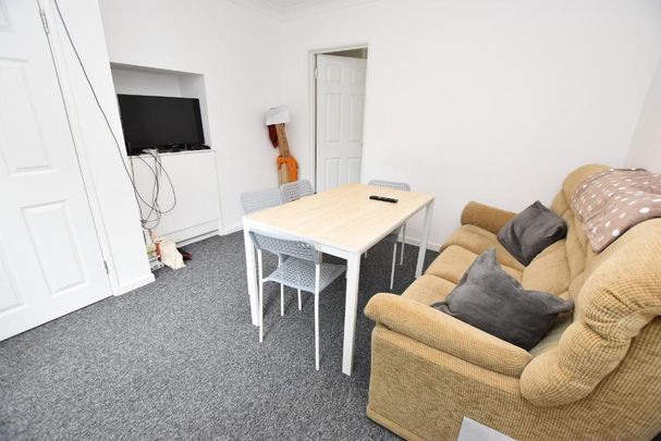 6 bedroom semi-detached house to rent - Photo 1