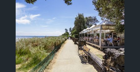 Bright and comfortable in a quiet Beaumaris street! - Photo 2