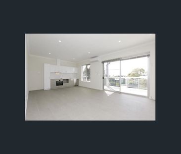 MODERN UNFURNISHED FIRST FLOOR APARTMENT - Photo 1