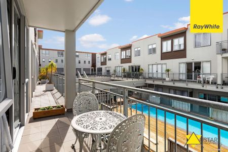 Excellent 1-Bedroom Apartment: Pool Access, Storage & Two Car Parks in Onehunga Central (unfurnished - Photo 2
