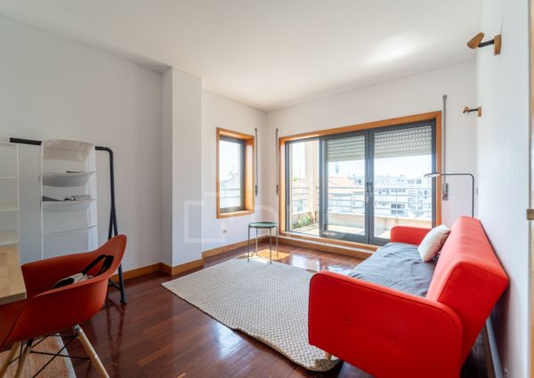 Apartamento T1 com terraço e lugar de garagem situado no Campo Alegre