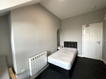 1 bedroom in a house share to rent - Photo 2