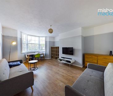 Double bedroom patio flat offering spacious rooms. Located in the Seven Dials with Brighton mainline train station close by. Offered to let part furnished. Available now! - Photo 3