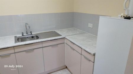 1 bedroom retirement property to rent - Photo 4