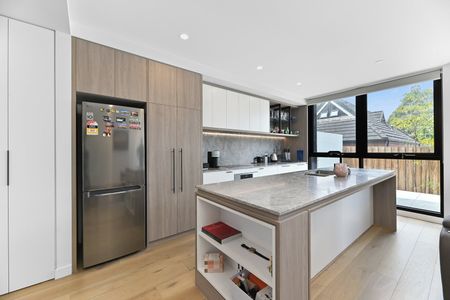 Luxury Ground-Floor Living with Private Courtyard - Photo 4